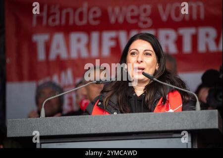 Wolfsburg, Allemagne. 21 novembre 2024. Daniela Cavallo, présidente du comité d'entreprise général de Volkswagen, prend la parole lors d'un rassemblement. IG Metall souhaite la bienvenue aux représentants du Groupe au troisième tour de négociations collectives avec une forte protestation. Des milliers de participants manifestent devant l'usine sur le site de négociation de la Volkswagen Arena, suivie d'un rassemblement de protestation directement devant le stade. Crédit : Alicia Windzio/dpa/Alamy Live News Banque D'Images