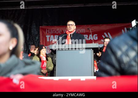 Wolfsburg, Allemagne. 21 novembre 2024. Thorsten Gröger, négociateur d’IG Metall, prend la parole lors d’un rassemblement. IG Metall souhaite la bienvenue aux représentants du Groupe au troisième tour de négociations collectives avec une forte protestation. Des milliers de participants manifestent devant l'usine sur le site de négociation de la Volkswagen Arena, suivie d'un rassemblement de protestation directement devant le stade. Crédit : Alicia Windzio/dpa/Alamy Live News Banque D'Images