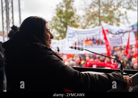 Wolfsburg, Allemagne. 21 novembre 2024. Daniela Cavallo, présidente du comité d'entreprise général de Volkswagen, prend la parole lors d'un rassemblement. IG Metall souhaite la bienvenue aux représentants du Groupe au troisième tour de négociations collectives avec une forte protestation. Des milliers de participants manifestent devant l'usine sur le site de négociation de la Volkswagen Arena, suivie d'un rassemblement de protestation directement devant le stade. Crédit : Alicia Windzio/dpa/Alamy Live News Banque D'Images