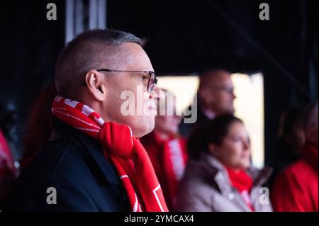 Wolfsburg, Allemagne. 21 novembre 2024. Thorsten Gröger, négociateur d’IG Metall, se tient sur la scène lors d’un rassemblement. IG Metall souhaite la bienvenue aux représentants du Groupe au troisième tour de négociations collectives avec une forte protestation. Des milliers de participants manifestent devant l'usine sur le site de négociation de la Volkswagen Arena, suivie d'un rassemblement de protestation directement devant le stade. Crédit : Alicia Windzio/dpa/Alamy Live News Banque D'Images