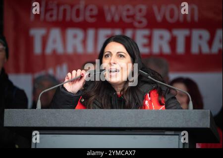 Wolfsburg, Allemagne. 21 novembre 2024. Daniela Cavallo, présidente du comité d'entreprise général de Volkswagen, prend la parole lors d'un rassemblement. IG Metall souhaite la bienvenue aux représentants du Groupe au troisième tour de négociations collectives avec une forte protestation. Des milliers de participants manifestent devant l'usine sur le site de négociation de la Volkswagen Arena, suivie d'un rassemblement de protestation directement devant le stade. Crédit : Alicia Windzio/dpa/Alamy Live News Banque D'Images