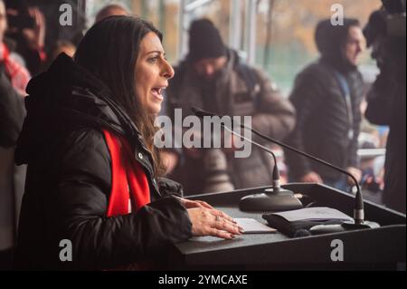 Wolfsburg, Allemagne. 21 novembre 2024. Daniela Cavallo, présidente du comité d'entreprise général de Volkswagen, prend la parole lors d'un rassemblement. IG Metall souhaite la bienvenue aux représentants du Groupe au troisième tour de négociations collectives avec une forte protestation. Des milliers de participants manifestent devant l'usine sur le site de négociation de la Volkswagen Arena, suivie d'un rassemblement de protestation directement devant le stade. Crédit : Alicia Windzio/dpa/Alamy Live News Banque D'Images