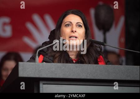 Wolfsburg, Allemagne. 21 novembre 2024. Daniela Cavallo, présidente du comité d'entreprise général de Volkswagen, prend la parole lors d'un rassemblement. IG Metall souhaite la bienvenue aux représentants du Groupe au troisième tour de négociations collectives avec une forte protestation. Des milliers de participants manifestent devant l'usine sur le site de négociation de la Volkswagen Arena, suivie d'un rassemblement de protestation directement devant le stade. Crédit : Alicia Windzio/dpa/Alamy Live News Banque D'Images