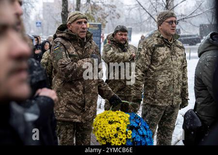 Des soldats ukrainiens chantent l'hymne national ukrainien lors de la commémoration de la Journée de la dignité et de la liberté. Une prière interreligieuse pour l'Ukraine et ses combattants de la liberté et une cérémonie pour honorer les défenseurs tombés au combat sont organisées. La Journée de la dignité commémore les anniversaires de deux moments cruciaux de l'histoire de l'Ukraine, la Révolution orange de 2004 et la Révolution de la dignité de 2013. Kyiv ville *** soldats ukrainiens chantant l'hymne national ukrainien à la commémoration de la Journée de la dignité et de la liberté une prière interreligieuse pour l'Ukraine et ses combattants de la liberté et une cérémonie pour honorer les défenseurs tombés au combat Banque D'Images