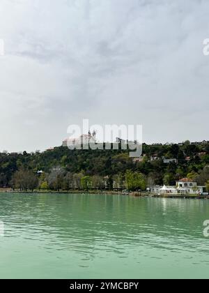 Un village pittoresque sur le lac Balaton avec une histoire riche et des paysages à couper le souffle. Banque D'Images