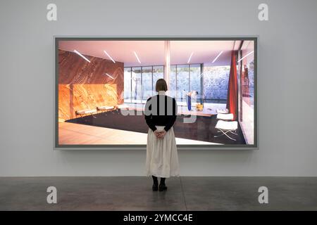 White Cube Bermondsey, Londres, Royaume-Uni. 21 novembre 2024. Jeff Wall, Life in Pictures (22 novembre 24-12 janvier 25). Une exposition personnelle complète d'œuvres du photographe canadien Jeff Wall (né en 1946), marquant les 30 ans de collaboration de White Cube avec l'artiste, cette présentation majeure rassemble plus de 30 œuvres clés de l'œuvre de Wall, y compris sa série de boîtes lumineuses emblématiques, des photographies de Cibachrome rétroéclairées à grande échelle, ainsi que de nouvelles images. Image : nettoyage matinal, Fondation Mies van der Rohe, Barcelone, 1999. Crédit : Malcolm Park/Alamy Live News Banque D'Images