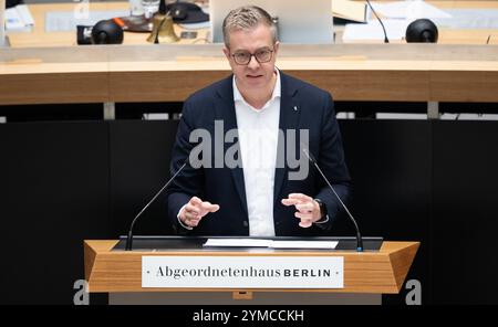 Berlin, Allemagne. 21 novembre 2024. Stefan Evers (CDU), sénateur berlinois pour les Finances, intervient lors de la 56ème session plénière de la Chambre des représentants de Berlin. Le thème principal est le nouveau budget de l'État de Berlin. Crédit : Sebastian Christoph Gollnow/dpa/Alamy Live News Banque D'Images