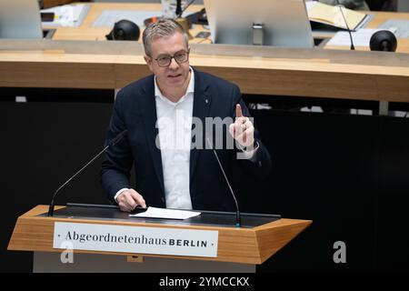 Berlin, Allemagne. 21 novembre 2024. Stefan Evers (CDU), sénateur berlinois pour les Finances, intervient lors de la 56ème session plénière de la Chambre des représentants de Berlin. Le thème principal est le nouveau budget de l'État de Berlin. Crédit : Sebastian Christoph Gollnow/dpa/Alamy Live News Banque D'Images