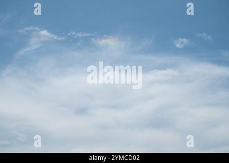Des nuages blancs et moyens décoraient le ciel bleu clair Banque D'Images