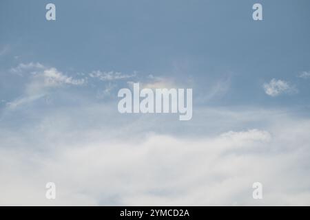 Des nuages blancs et moyens décoraient le ciel bleu clair Banque D'Images