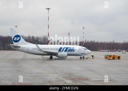 ST. PÉTERSBOURG, RUSSIE - 12 DÉCEMBRE 2015 : un Boeing 737-500 (VQ-BJQ) UTair Airline se prépare à voler vers l'aéroport de Pulkovo Banque D'Images