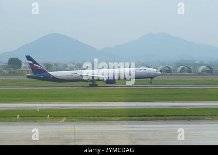 HANOI, VIETNAM - 12 JANVIER 2016 : point de contact. Le Boeing russe 777-3M0 (VP-BGC) de la compagnie Aeroflot fait l'atterrissage à l'aéroport de Noybay. Banque D'Images