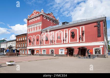 VYSHNY VOLOCHEK, RUSSIE - 20 JUILLET 2023 : vue de l'ancien bâtiment du théâtre dramatique par un jour ensoleillé de juillet Banque D'Images