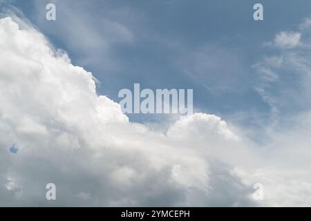 D'épais nuages blancs décoraient le ciel bleu clair Banque D'Images