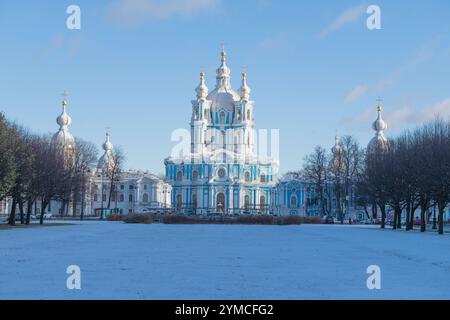 SAINT-PÉTERSBOURG, RUSSIE - 04 NOVEMBRE 2024 : Cathédrale de Smolny (Cathédrale de la Résurrection du Christ) dans le paysage de novembre Banque D'Images