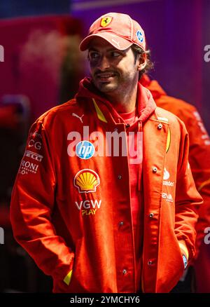 20 novembre 2024 Las Vegas NV, USA pilote de Ferrari Carlos Sainz (55 ans) de Team Spain debout devant la zone du club de paddock Ferrari lors du Grand Prix de formule 1 Heineken Sliver Las Vegas à Las Vegas, NV Thurman James/CSM Banque D'Images