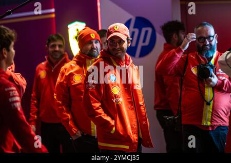 20 novembre 2024 Las Vegas NV, USA pilote de Ferrari Carlos Sainz (55 ans) de Team Spain debout devant la zone du club de paddock Ferrari lors du Grand Prix de formule 1 Heineken Sliver Las Vegas à Las Vegas, NV Thurman James/CSM Banque D'Images