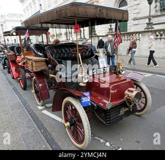 Vue de trois quarts de face d'une Cadillac tonneau 1904, entrée arrière, au centre commercial Pall Mall, lors du spectaculaire St James Motoring 2024 Banque D'Images