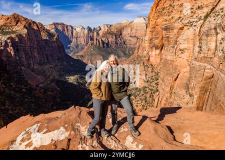 Portrait d'un couple senior souriant à Zion Overlook Banque D'Images