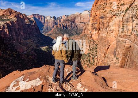 Vue arrière d'un couple senior s'embrassant à Zion Overlook Banque D'Images