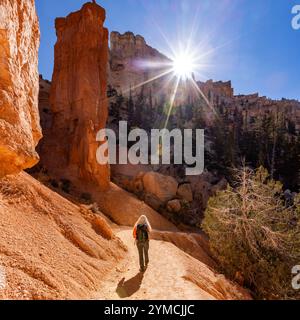 Vue arrière de la femme en randonnée dans le parc national de Bryce Canyon un jour ensoleillé Banque D'Images