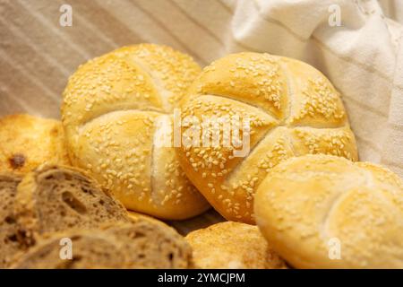 Vue de dessus des petits pains à hamburger avec des graines de sésame dans le panier à pain, fraîchement cuits pour le petit déjeuner Banque D'Images