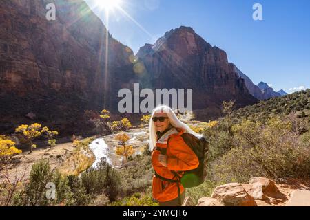 Portrait d'une femme en randonnée près de Angels Landing Trail surplombant Virgin River Banque D'Images