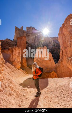 Portrait d'une femme souriante en randonnée dans le parc national de Bryce Canyon par jour ensoleillé Banque D'Images