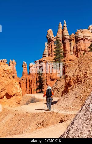 Vue arrière de la femme avec sac à dos randonnée dans le parc national de Bryce Canyon Banque D'Images