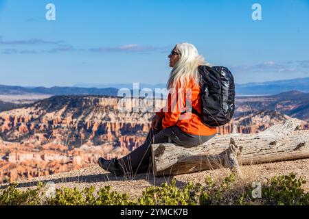 Femme senior avec sac à dos regardant dans le parc national de Bryce Canyon Banque D'Images