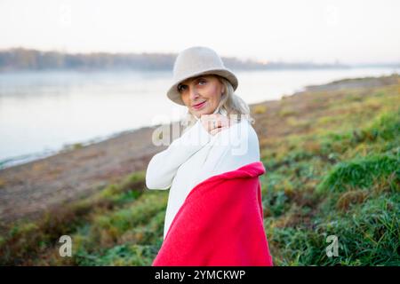 Portrait de femme en chapeau blanc sur le bord du lac Banque D'Images