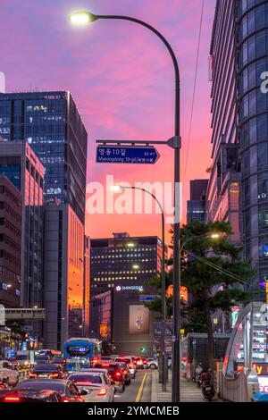 Coucher de soleil sur le quartier commerçant de Myeongdong dans le centre-ville de Séoul, capitale de la Corée du Sud, le 16 septembre 2021 Banque D'Images