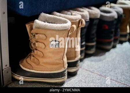 Kiruna, Norrbotten, Suède. 3 avril 2021. Les passagers ont aligné leurs bottes de neige dans leur compartiment dans le train de Stockholm à Abisko. En Suède, une ligne de train de nuit relie Stockholm à la Laponie suédoise. Surnommée la "ligne de minerai", cette voie ferrée a été construite au début du XXe siècle lorsque le premier minerai de fer a été extrait à Kiruna, dans le nord de la Suède. C'était le premier chemin de fer au-delà du cercle polaire arctique. Il était à l'origine utilisé pour transporter le minerai suédois vers le port norvégien de Narvik. Jusqu'aux années 1980, il n'y avait pas de route reliant les deux villes. Aujourd'hui, la ligne transporte encore du fer, mais elle a également ouvert Banque D'Images