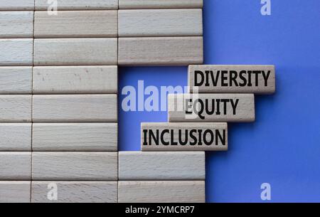 Symbole d'inclusion de l'équité en matière de diversité. Mots conceptuels diversité équité inclusion sur blocs de bois. Beau fond violet. Affaires et diversité equi Banque D'Images