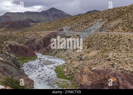 La gorge et la rivière dedans le troisième jour de la kora autour du mont Kailash, Tibet occidental, espace de copie pour le texte Banque D'Images