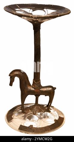 un support romain antique sculpté en forme de cheval sur un fond blanc Banque D'Images