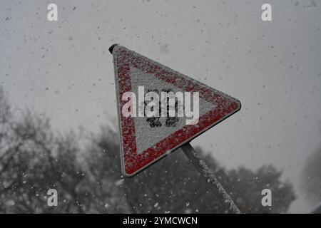 Schneefall à Ostfriesland. DAS Verkehrszeichen 101-51 Schnee- oder Eisglätte warnt vor Glätte durch Vereisungen sowie Schnee auf der Straße. Mehrere Zentimeter Schnee sorgen für glatte Straßen in Leer und Umgebung. Leer Niedersachsen Deutschland *** chutes de neige en Frise orientale panneau de signalisation 101 51 neige ou glace avertit de conditions glissantes en raison du givre et de la neige sur la route plusieurs centimètres de neige font des routes glissantes à Leer et dans les environs Leer basse-Saxe Allemagne Copyright : xdiebildwerftx Banque D'Images