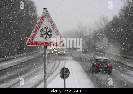 Schneefall à Ostfriesland. DAS Verkehrszeichen 101-51 Schnee- oder Eisglätte warnt vor Glätte durch Vereisungen sowie Schnee auf der Straße. Mehrere Zentimeter Schnee sorgen für glatte Straßen in Leer und Umgebung. Leer Niedersachsen Deutschland *** chutes de neige en Frise orientale panneau de signalisation 101 51 neige ou glace avertit de conditions glissantes en raison du givre et de la neige sur la route plusieurs centimètres de neige font des routes glissantes à Leer et dans les environs Leer basse-Saxe Allemagne Copyright : xdiebildwerftx Banque D'Images