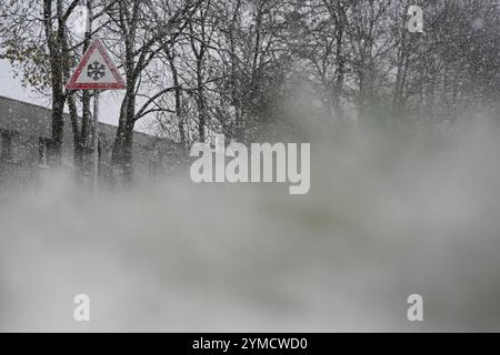 Schneefall à Ostfriesland. DAS Verkehrszeichen 101-51 Schnee- oder Eisglätte warnt vor Glätte durch Vereisungen sowie Schnee auf der Straße. Mehrere Zentimeter Schnee sorgen für glatte Straßen in Leer und Umgebung. Leer Niedersachsen Deutschland *** chutes de neige en Frise orientale panneau de signalisation 101 51 neige ou glace avertit de conditions glissantes en raison du givre et de la neige sur la route plusieurs centimètres de neige font des routes glissantes à Leer et dans les environs Leer basse-Saxe Allemagne Copyright : xdiebildwerftx Banque D'Images