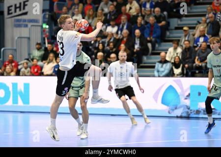 Gummersbach, Deutschland. 19 novembre 2024. Johannes Berg Andrason (FH Hafnarfjoerdur, #33) kommt am Kreis frei zum Abschluss GER, VFL Gummersbach v. FH Hafnarfjoerdur, Handball, EHF Pokal, Gruppenrunde, Spielzeit 2024-2025, Schwalbe Arena, Gummersbach, 19.11.202419.11.2024 Foto : Eibner-Pressefoto/Juergen Augst crédit : dpa/Alamy Live News Banque D'Images