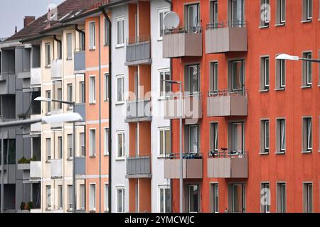 Munich, Deutschland. 21 novembre 2024. Location appartement, location appartements à Munich Giesing, prix de location, plafond de loyer, loyer, loyers, appartement, locataire, façade, vue extérieure, immeuble, ? Crédit : dpa/Alamy Live News Banque D'Images