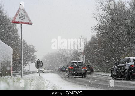 Schneefall à Ostfriesland. DAS Verkehrszeichen 101-51 Schnee- oder Eisglätte warnt vor Glätte durch Vereisungen sowie Schnee auf der Straße. Mehrere Zentimeter Schnee sorgen für glatte Straßen in Leer und Umgebung. Leer Niedersachsen Deutschland *** chutes de neige en Frise orientale panneau de signalisation 101 51 neige ou glace avertit de conditions glissantes en raison du givre et de la neige sur la route plusieurs centimètres de neige font des routes glissantes à Leer et dans les environs Leer basse-Saxe Allemagne Copyright : xdiebildwerftx Banque D'Images