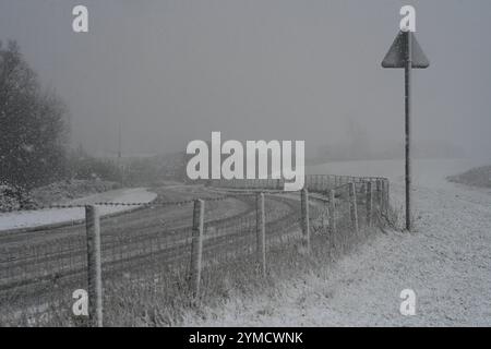 Schneefall à Ostfriesland. Mehrere Zentimeter Schnee sorgen für glatte Straßen in Leer und Umgebung. Leer Niedersachsen Deutschland *** chutes de neige en Frise orientale plusieurs centimètres de neige rendent les routes glissantes à Leer et dans les environs Leer basse-Saxe Allemagne Copyright : xdiebildwerftx Banque D'Images