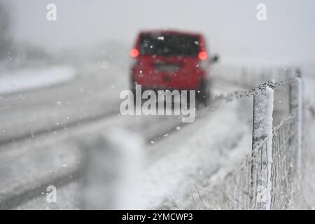 Schneefall à Ostfriesland. Mehrere Zentimeter Schnee sorgen für glatte Straßen in Leer und Umgebung. Leer Niedersachsen Deutschland *** chutes de neige en Frise orientale plusieurs centimètres de neige rendent les routes glissantes à Leer et dans les environs Leer basse-Saxe Allemagne Copyright : xdiebildwerftx Banque D'Images