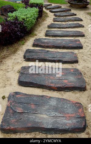 Un foothpath curvaceous faites de blocs de béton sur le jardin Banque D'Images