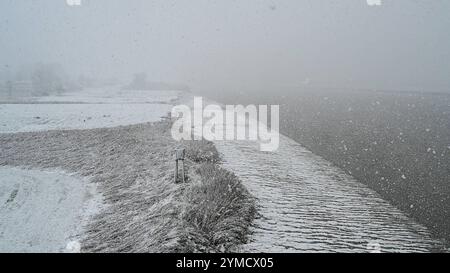 Schneefall à Ostfriesland. Blick auf das EMS-Ufer. Leer Niedersachsen Deutschland *** chutes de neige en Frise orientale vue sur la rive EMS Leer basse-Saxe Allemagne Copyright : xdiebildwerftx Banque D'Images