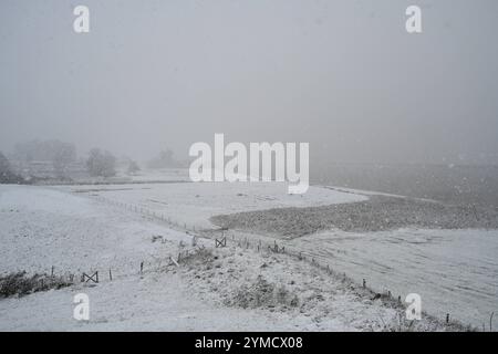 Schneefall à Ostfriesland. Blick auf das EMS-Ufer. Leer Niedersachsen Deutschland *** chutes de neige en Frise orientale vue sur la rive EMS Leer basse-Saxe Allemagne Copyright : xdiebildwerftx Banque D'Images