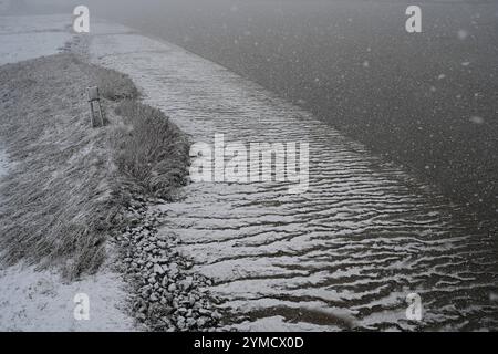 Schneefall à Ostfriesland. Blick auf das EMS-Ufer. Leer Niedersachsen Deutschland *** chutes de neige en Frise orientale vue sur la rive EMS Leer basse-Saxe Allemagne Copyright : xdiebildwerftx Banque D'Images