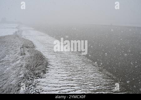 Schneefall à Ostfriesland. Blick auf das EMS-Ufer. Leer Niedersachsen Deutschland *** chutes de neige en Frise orientale vue sur la rive EMS Leer basse-Saxe Allemagne Copyright : xdiebildwerftx Banque D'Images