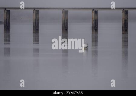 Pont sur le réservoir de Riaño, Riaño, province de León, communauté autonome de Castille-et-León, chaîne de montagnes cantabrique, Espagne Banque D'Images